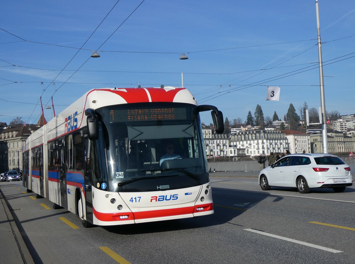 (259'184) - VBL Luzern - Nr. 417 - Hess/Hess Doppelgelenktrolleybus am 6. Februar 2024 in Luzern, Bahnhofbrcke
