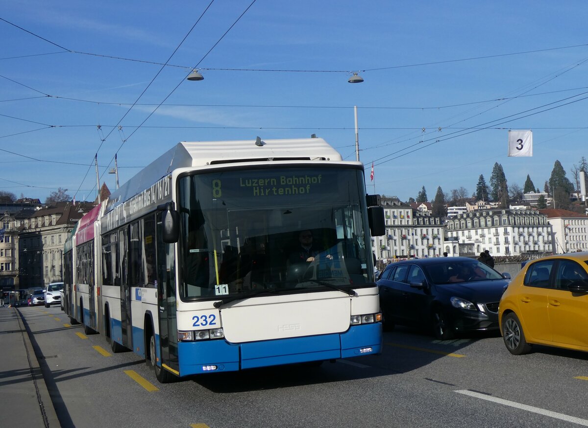 (259'187) - VBL Luzern - Nr. 232 - Hess/Hess Doppelgelenktrolleybus am 6. Februar 2024 in Luzern, Bahnhofbrcke
