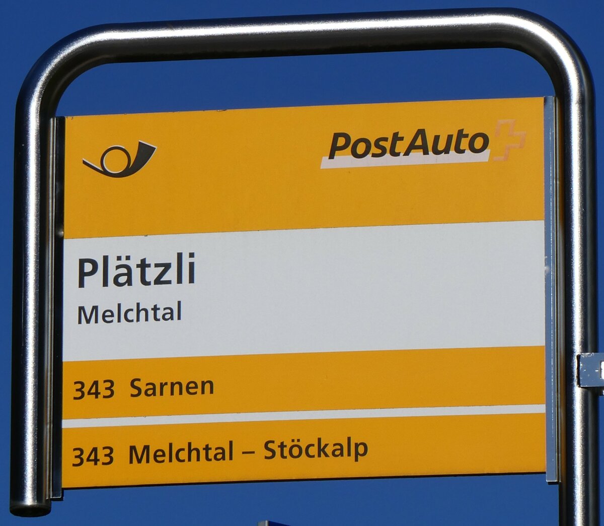 (259'314) - PostAuto-Haltestellenschild - Melchtal, Pltzli - am 13. Februar 2024