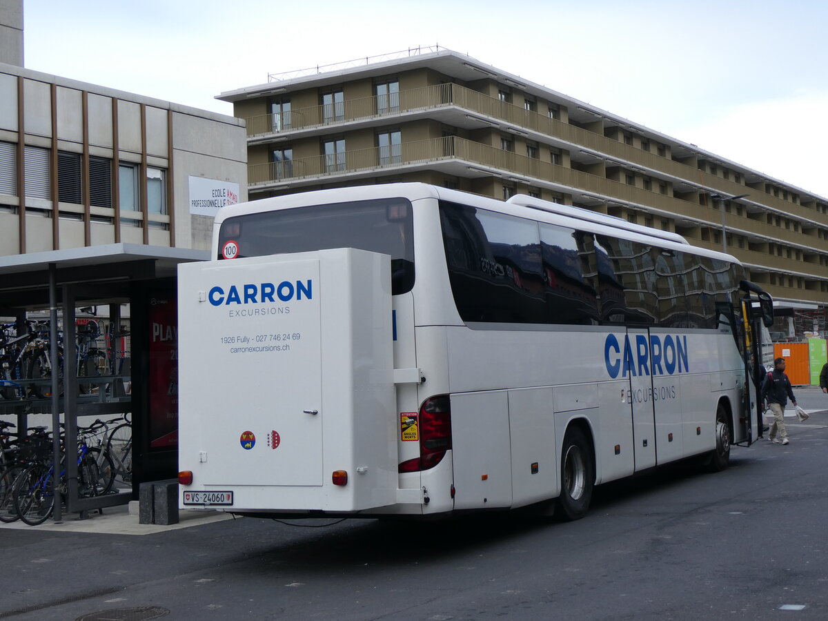 (259'377) - Carron, Fully - VS 24'060 - Setra am 16. Februar 2024 beim Bahnhof Sion