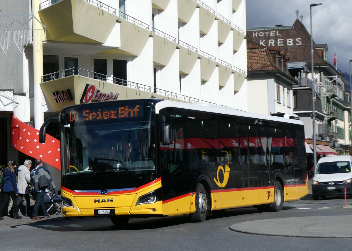 (259'501) - PostAuto Bern - BE 653'384/PID 12'063 - MAN am 20. Februar 2024 beim Bahnhof Interlaken West