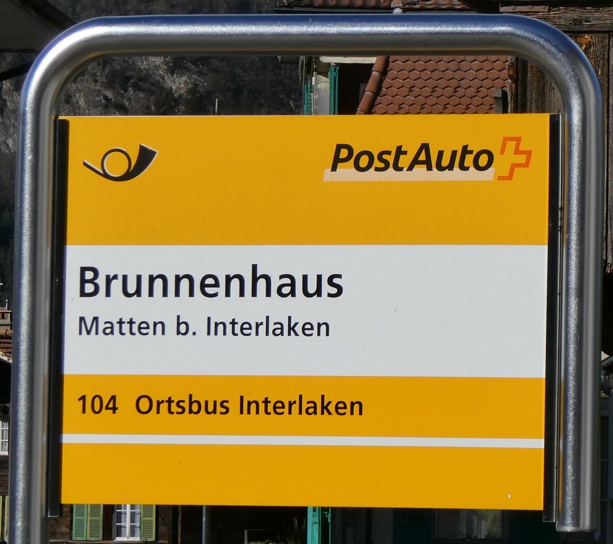 (259'502) - PostAuto-Haltestellenschild - Matten b. Interlaken, Brunnenhaus - am 20. Februar 2024