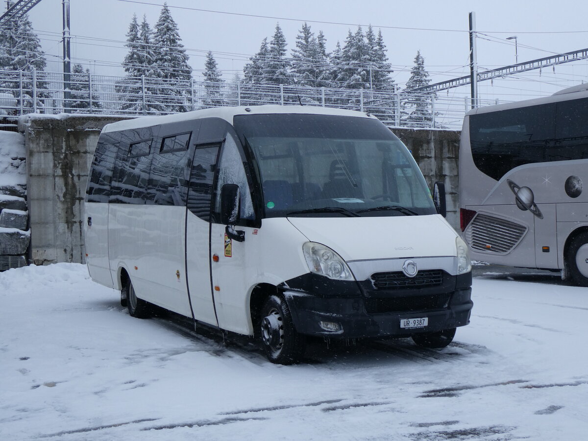 (259'526) - Krone, Management, Sarnen - UR 9387 - Irisbus/Indcar am 23. Februar 2024 in Andermatt, Bahnhofplatz