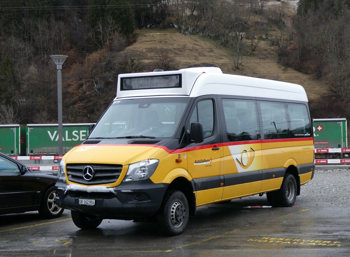 (259'557) - PostAuto Graubnden - Nr. 32/GR 162'984/PID 10'730 - Mercedes (ex Nr. 2; ex Nr. 11) am 23. Februar 2024 beim Bahnhof Ilanz