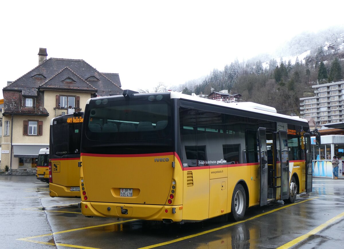 (259'563) - PostAuto Graubnden - Nr. 28/GR 105'478/PID 5591 - Irisbus (ex Nr. 22; ex Fontana, Ilanz Nr. 22) am 23. Februar 2024 beim Bahnhof Ilanz