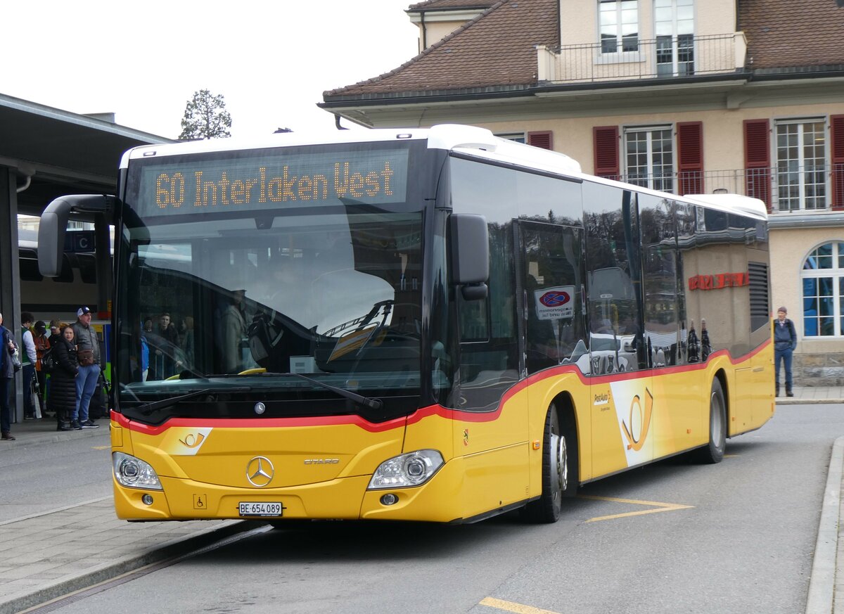 (259'650) - PostAuto Bern - BE 654'089/PID 11'403 - Mercedes am 26. Februar 2024 beim Bahnhof Spiez