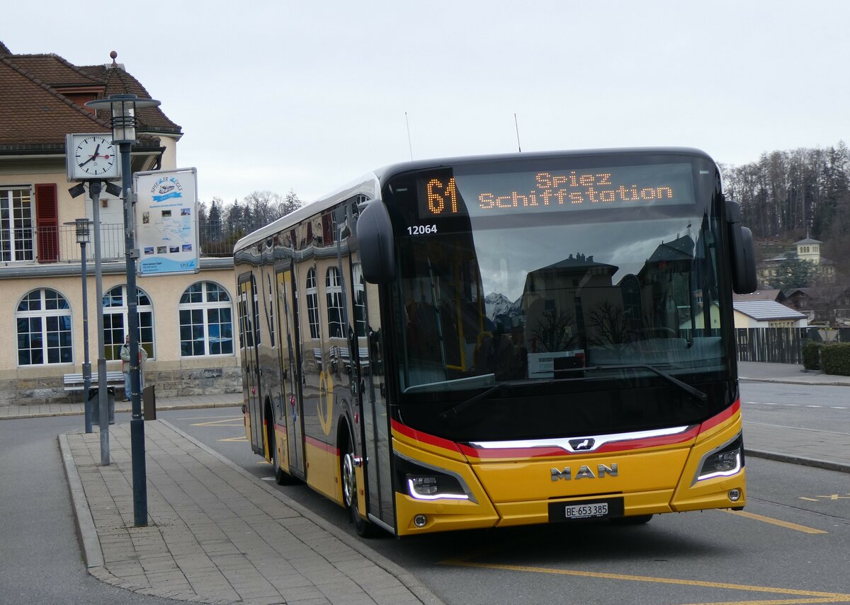 (259'663) - PostAuto Bern - BE 653'385/PID 12'064 - MAN am 26. Februar 2024 beim Bahnhof Spiez