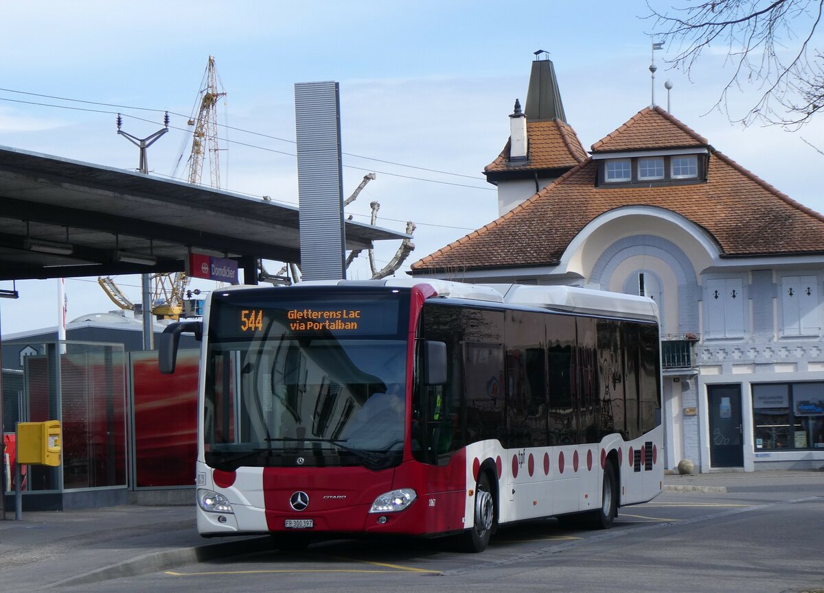(259'862) - TPF Fribourg - Nr. 1067/FR 300'397 - Mercedes am 2. Mrz 2024 beim Bahnhof Domdidier