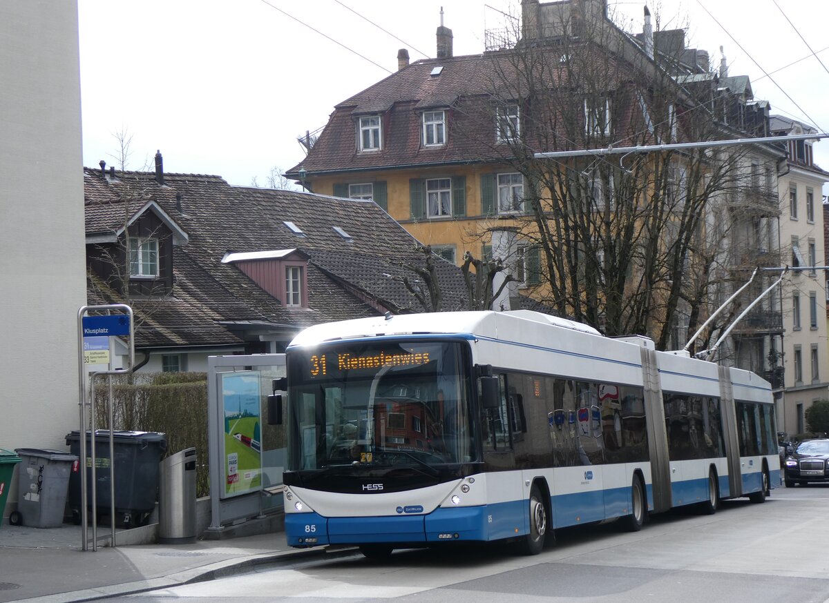 (260'137) - VBZ Zrich - Nr. 85 - Hess/Hess Doppelgelenktrolleybus am 4. Mrz 2024 in Zrich, Klusplatz