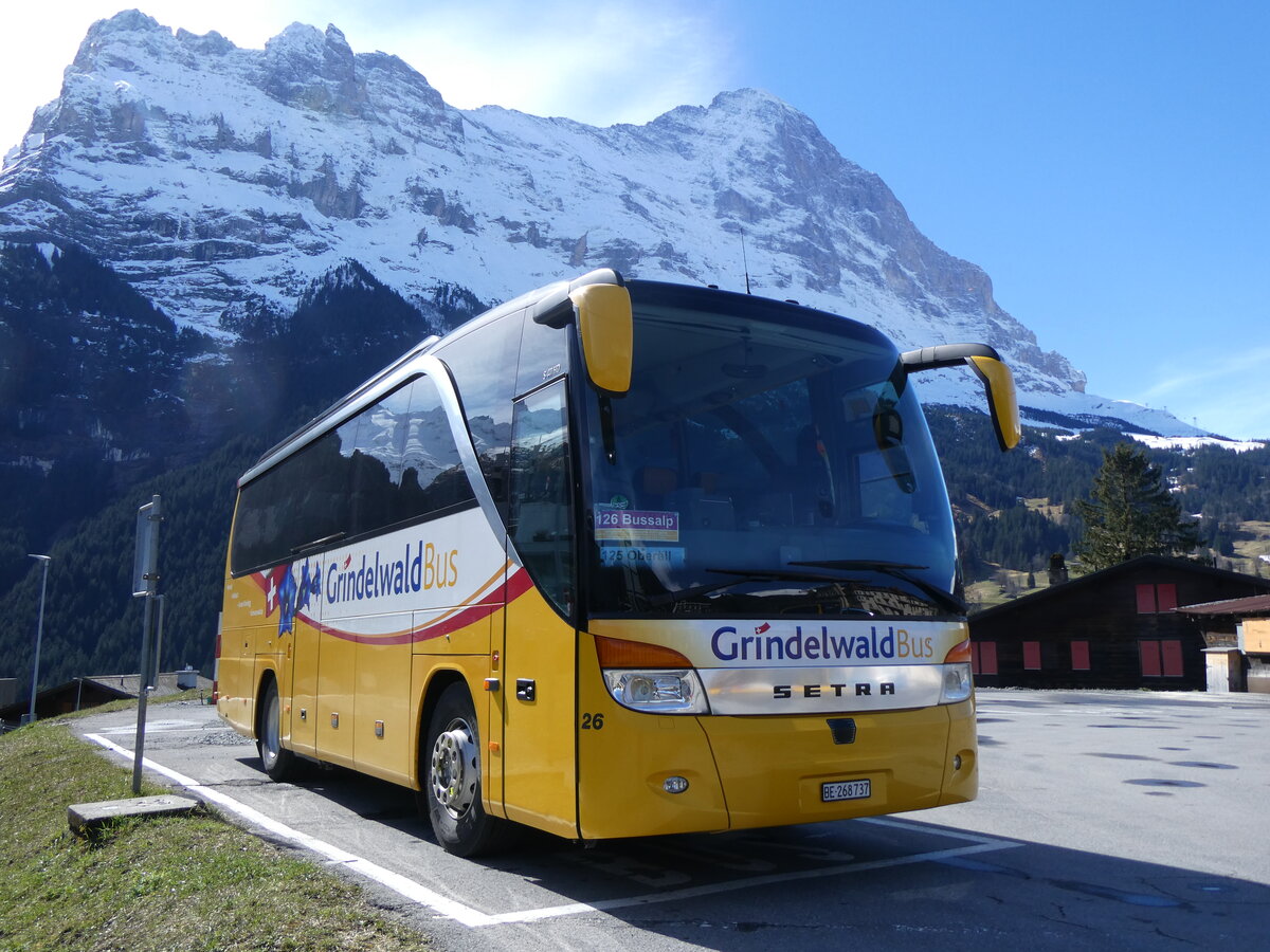 (260'504) - GrindelwaldBus, Grindelwald - Nr. 26/BE 268'737 - Setra am 19. Mrz 2024 beim Bahnhof Grindelwald