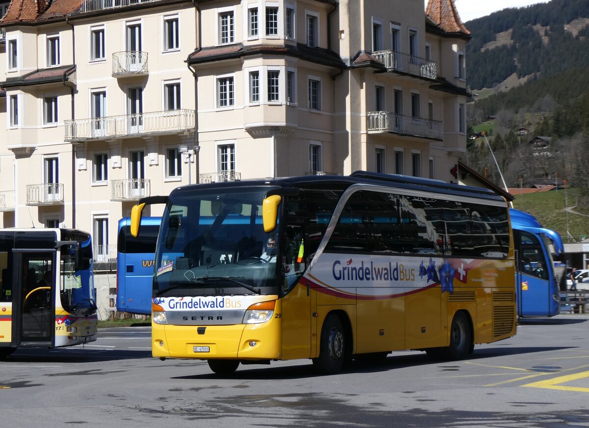 (260'518) - GrindelwaldBus, Grindelwald - Nr. 29/BE 47'910 - Setra am 19. Mrz 2024 beim Bahnhof Grindelwald
