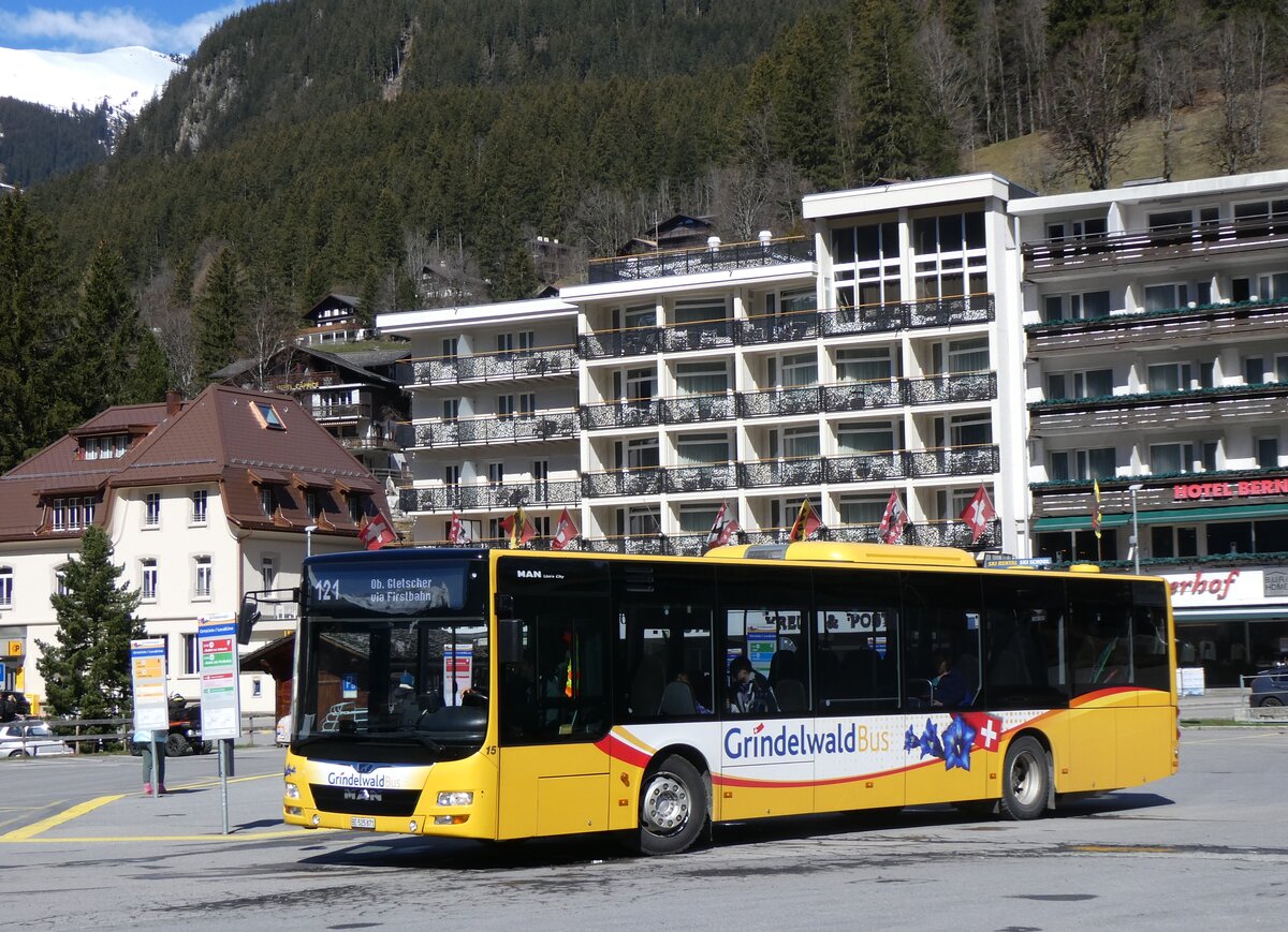 (260'530) - GrindelwaldBus, Grindelwald - Nr. 15/BE 525'871 - MAN am 19. Mrz 2024 beim Bahnhof Grindelwald