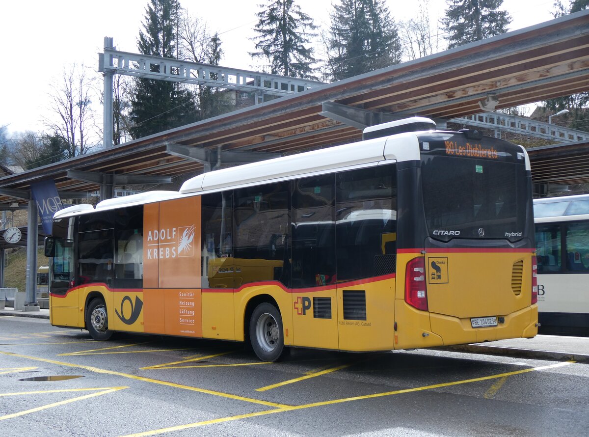 (260'603) - Kbli, Gstaad - BE 104'023/PID 12'071 - Mercedes am 21. Mrz 2024 beim Bahnhof Gstaad