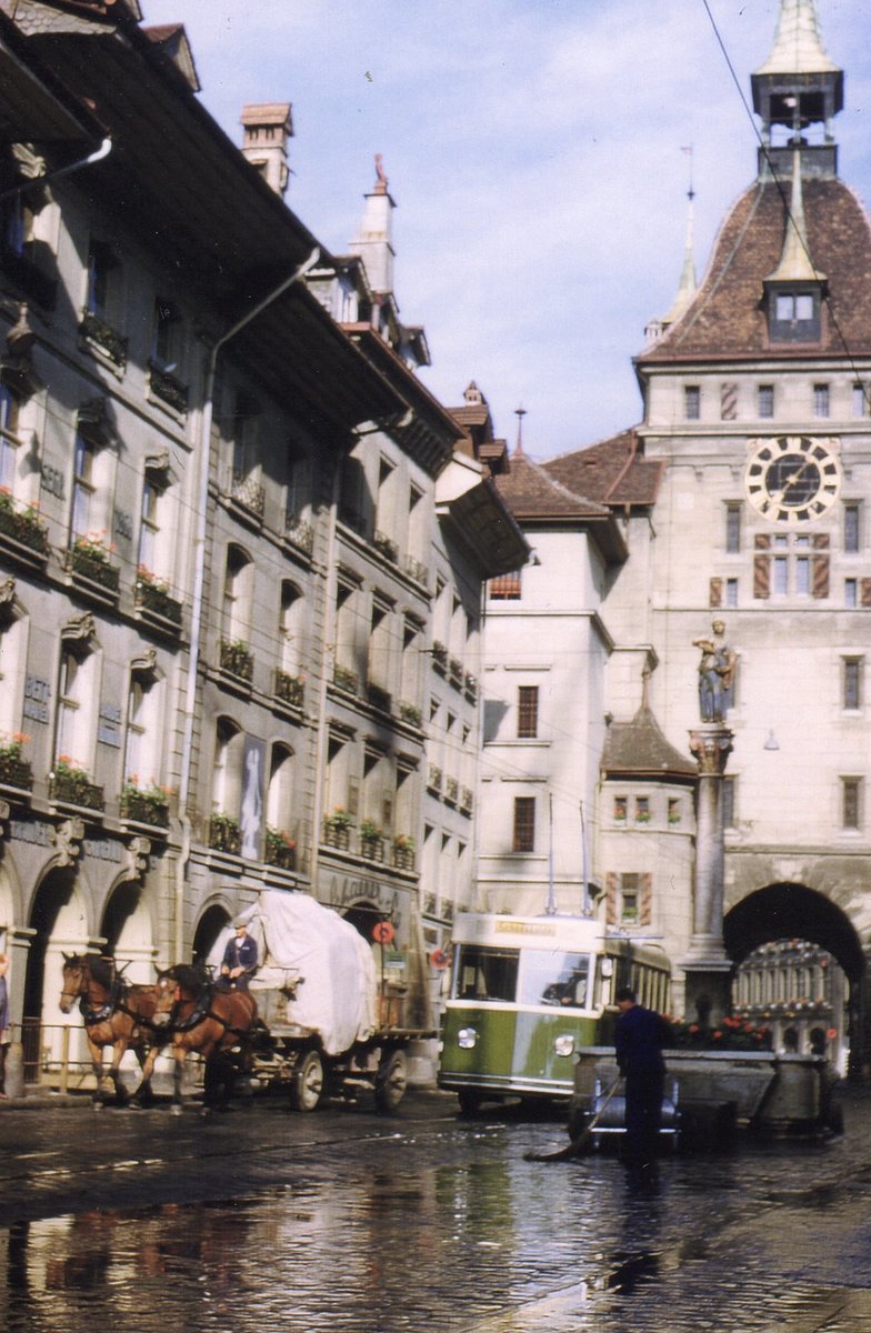 (D 058) - Aus dem Archiv: SVB Bern - Nr. 5 - Saurer/Gangloff Trolleybus am 15. Juni 1959 in Bern, Kfigturm