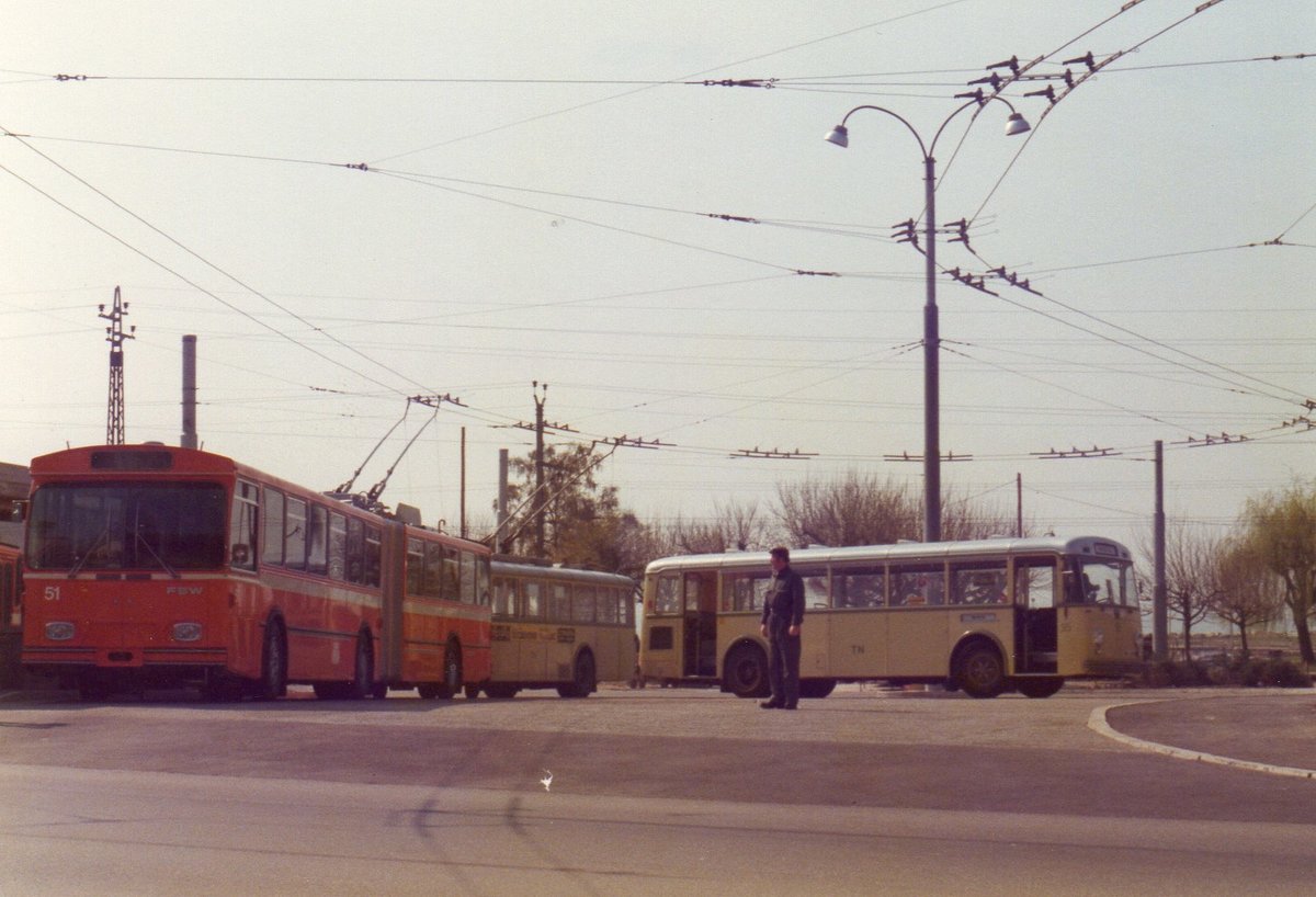 (MD074) - Aus dem Archiv: TN Neuchtel - Nr. 51 - FBW/Hess Gelenktrolleybus + Nr. 95/NE 21'400 - Saurer im April 1976 in Neuchtel