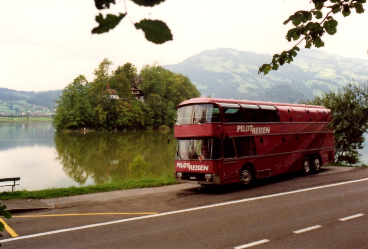(MD334) - Aus dem Archiv: Pilot-Reisen, Weggis - LU 15'744 - Neoplan um 1990