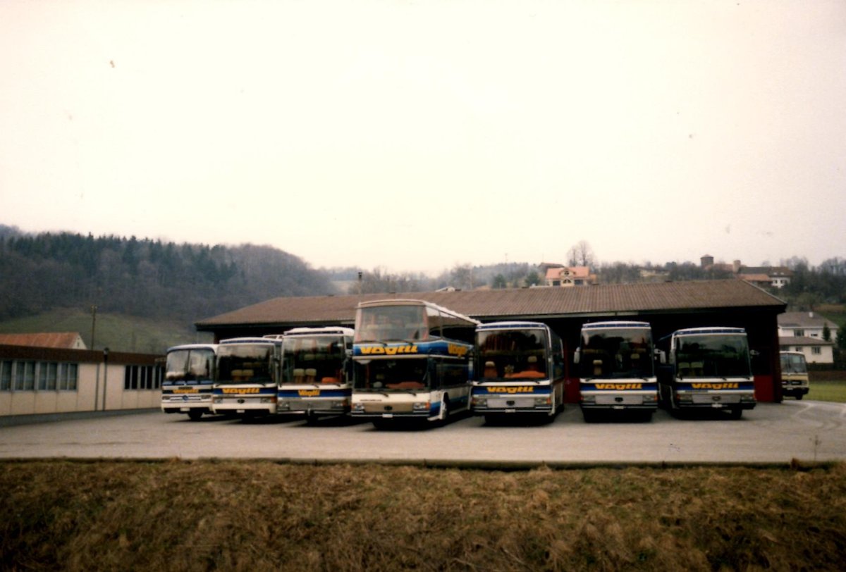 (MD384) - Aus dem Archiv: Vgtli, Seewen - diverse Mercedes und Drgmller im April 1987 in Seewen, Garage