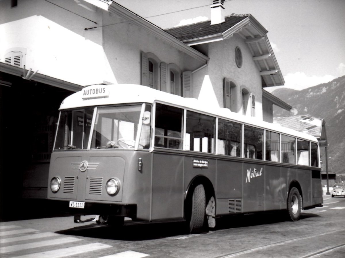 (MD452) - Aus dem Archiv: Mtral, Martigny - VS 1111 - Saurer um 1970 beim Bahnhof Martigny