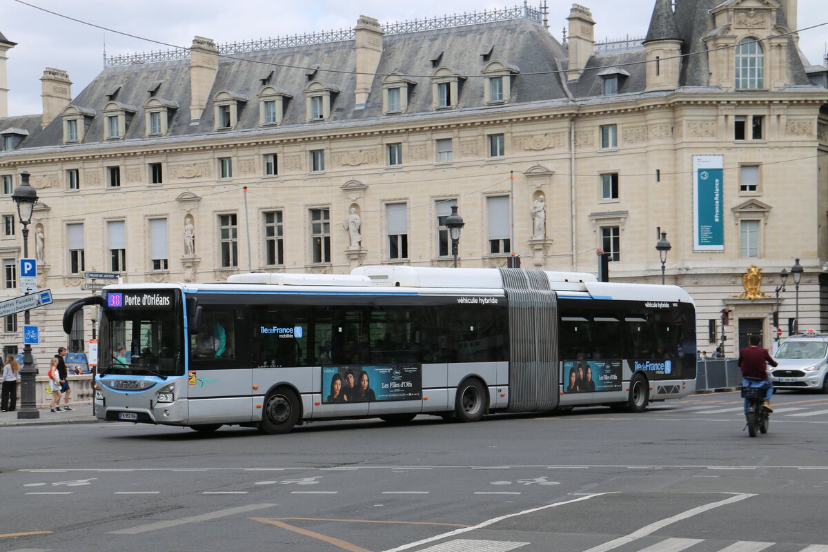 RATP Paris - Nr. 5652/FN 952 KW - Iveco Urbanway 18 Hybrid am 19. Juli 2023 in Paris (Aufnahme: Martin Beyer)