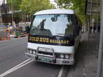 melbourne-20/609863/190134---gold-bus-ballarat-- (190'134) - Gold Bus Ballarat - Nr. 52/GOLD 52 - Mitsubishi am 17. April 2018 in Melbourne