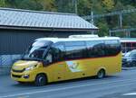(256'455) - PostAuto Zentralschweiz - Nr. 301/OW 5300/PID 11'110 - Iveco/Rosero (ex HW Kleinbus, Giswil) am 28. Oktober 2023 beim Bahnhof Giswil