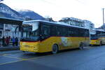 Brig/908314/284140---postauto-wallis---vs (284'140) - PostAuto Wallis - VS 705/PID 11'910 - Iveco am 15. Januar 2026 beim Bahnhof Brig