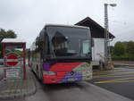 Mercedes/631161/197404---postbus---bd-13695 (197'404) - PostBus - BD 13'695 - Mercedes am 14. September 2018 beim Bahnhof Oberndorf