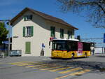 Volvo/774281/234766---carpostal-ouest---vd (234'766) - CarPostal Ouest - VD 615'780 - Volvo (ex Favre, Avenches) am 18. April 2022 beim Bahnhof Avenches
