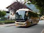 Volvo/791739/241230---aus-der-schweiz-vega (241'230) - Aus der Schweiz: Vega Tour, Luzern - SG 305'955 - Volvo am 13. Oktober 2022 beim Bahnhof Tirano