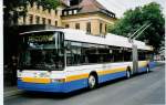 (048'825) - TC La Chaux-de-Fonds - Nr. 123 - NAW/Hess Gelenktrolleybus am 6. August 2001 beim Bahnhof La Chaux-de-Fonds