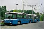 (060'435) - VBL Luzern - Nr. 172 - Volvo/Hess Gelenktrolleybus am 26. Mai 2003 beim Bahnhof Luzern