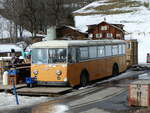 (246'262) - Bus Stop, Grindelwald - Nr. 5 - FBW/R&J (ex Schuler, Orpund; ex Tramverein, Bern; ex Meier, Studen; ex Schr, Aegerten; ex ABM Meinisberg Nr. 5; ex ABM Meinisberg Nr. 1) am 17. Februar 2023 in Grindelwald, Steinacher
