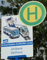 (254'464) - UBB-Haltestellenschild - Ahlbeck, Rathaus - am 31. August 2023