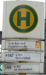 (183'462) - BVG-Haltestellenschild - Berlin, S+U-Bahnhof Friedrichstrasse - am 11.