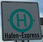 (254'612) - Hafen-Express-Haltestellenschild - Schaprode, Parkplatz - am 2. September 2023