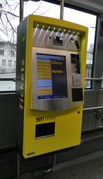 STI Thun/906312/283490---sti-thun---nr (283'490) - STI Thun - Nr. 186/BE 804'186 - Mercedes am 24. Dezember 2025 in Steffisburg, Kirche (Detailaufnahme mit Billetautomat)