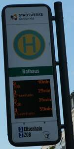 (254'607) - Stadtwerke Greifswald-Haltestellenschild und Infobildschirm - Greifswald, Rathaus - am 1. September 2023