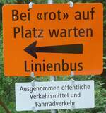 verkehrszeichen/751910/226459---bei-rot-auf-platz (226'459) - Bei 'rot' auf Platz warten <- Linienbus am 12. Juli 2021 in Schwanden, Alpsteg