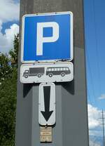 verkehrszeichen/786817/239940---parkieren-gestattet-am-4 (239'940) - Parkieren gestattet am 4. September 2022 in Charrat, Rastplatz Pierre Avoi