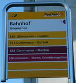 postauto/787239/240061---postautotpf-haltestellenschild---guemmenen-bahnhof (240'061) - PostAuto/tpf-Haltestellenschild - Gmmenen, Bahnhof - am 11. September 2022