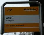 (241'832) - PostAuto-Haltestellenschild - Brnigen, Gnoll - am 24. Oktober 2022