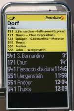 (254'877) - PostAuto-Haltestellenschild und Infobildschirm am 8. September 2023 in Zillis, Dorf