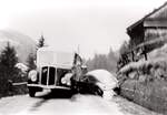(V 01) - Aus dem Archiv: AFA Adelboden - Nr. 11/BE 26'774 - Saurer/Gangloff um 1960 in Ried bei Frutigen (Unfall mit VW-Kfer)