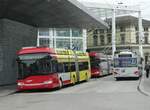 (242'515) - SW Winterthur - Nr. 179 + Nr. 172 - Solaris Gelenktrolleybusse am 12. November 2022 beim Hauptbahnhof Winterthur