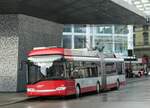 (243'015) - SW Winterthur - Nr. 176 - Solaris Gelenktrolleybus am 18. November 2022 beim Hauptbahnhof Winterthur