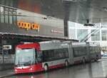 (243'954) - SW Winterthur - Nr. 401 - Hess/Hess Doppelgelenktrolleybus am 16. Dezember 2022 beim Hauptbahnhof Winterthur