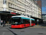 (230'095) - VB Biel - Nr. 60 - Hess/Hess Gelenktrolleybus am 8. November 2021 beim Bahnhof Biel