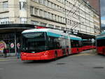 (230'124) - VB Biel - Nr. 57 - Hess/Hess Gelenktrolleybus am 8. November 2021 beim Bahnhof Biel