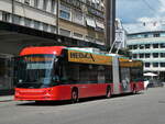 (253'718) - VB Biel - Nr. 92 - Hess/Hess Gelenktrolleybus am 12. August 2023 beim Bahnhof Biel