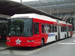 (145'702) - VBL Luzern - Nr. 233 - Hess/Hess Doppelgelenktrolleybus am 8. Juli 2013 beim Bahnhof Luzern